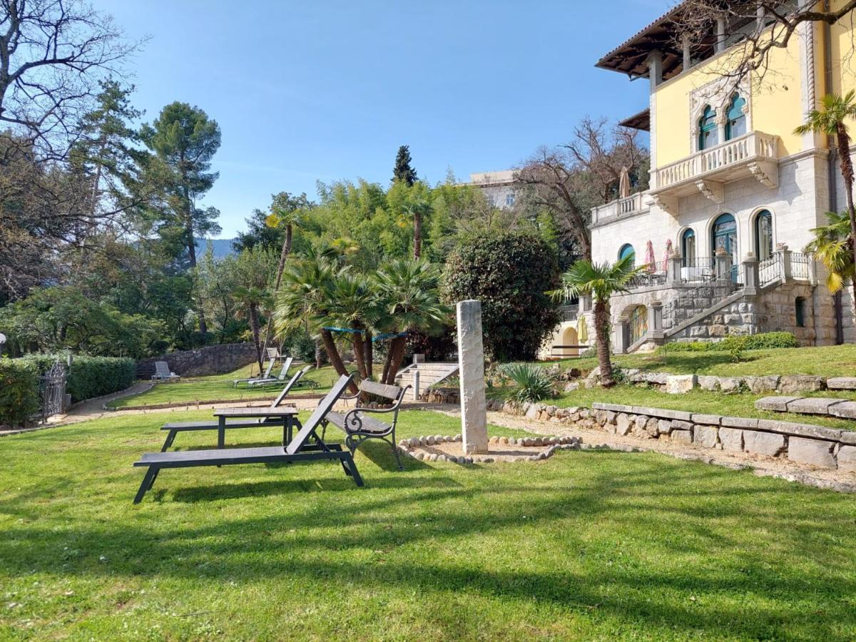 Hotel Villa Astra Lovran Buitenkant foto